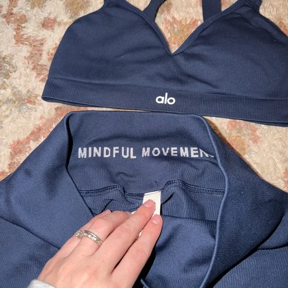 ALO WORKOUT SET - Picture 6 of 10